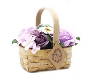 Stredná fialová kytica v prútenom koši