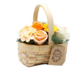 Stredná oranžová kytica v prútenom koši